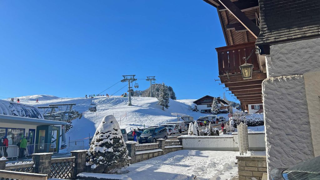 Blick vom Haus auf die verschneite Talstation der Bergbahn