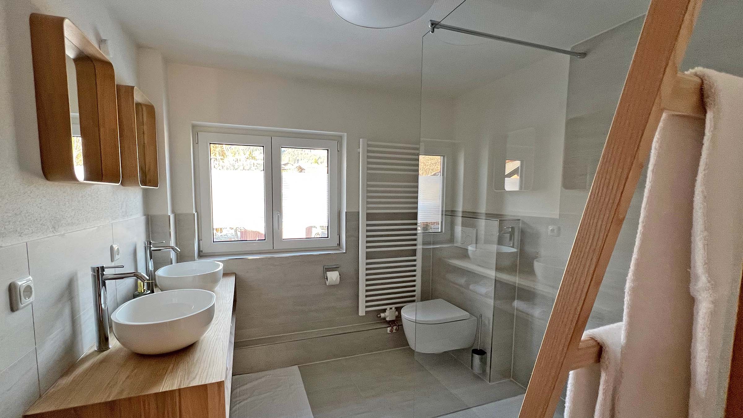Badezimmer 1 mit Aufsatzwaschbecken, Dusche und WC