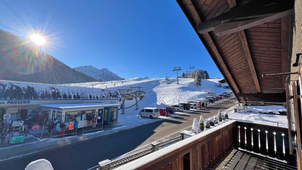 Blick vom Balkon auf die verschneite Talstation im Winter