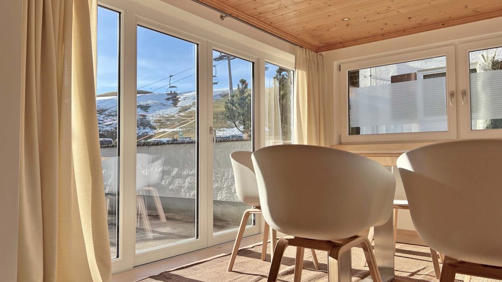 Essbereich an der Fensterfront mit Blick nach draußen
