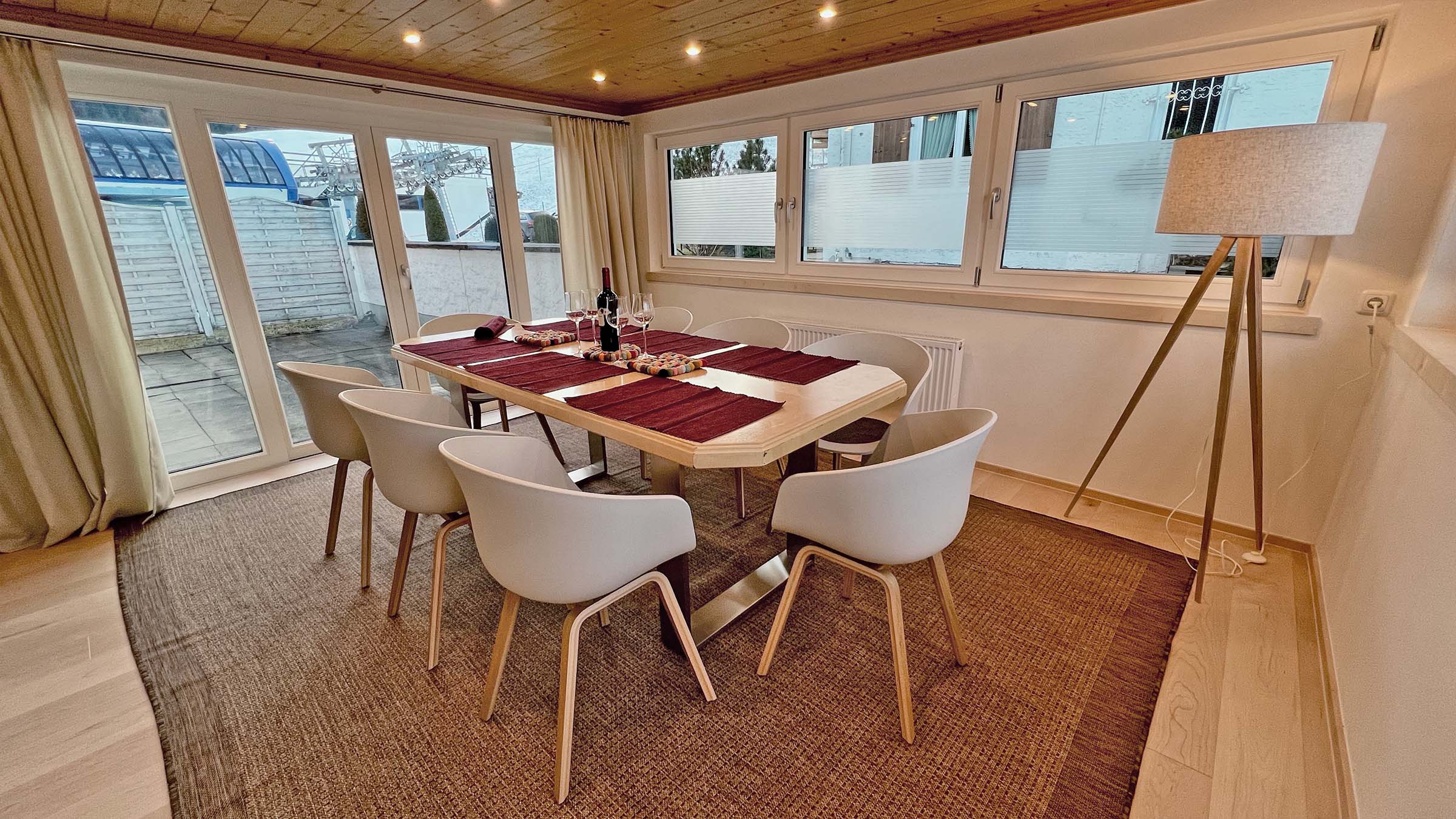 Essbereich mit gedecktem Tisch und Stehlampe