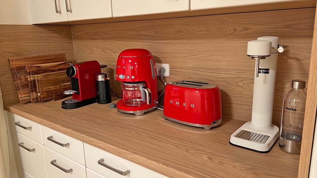 Kaffeemaschinen, Toaster und Wassersprudler auf der Arbeitsfläche
