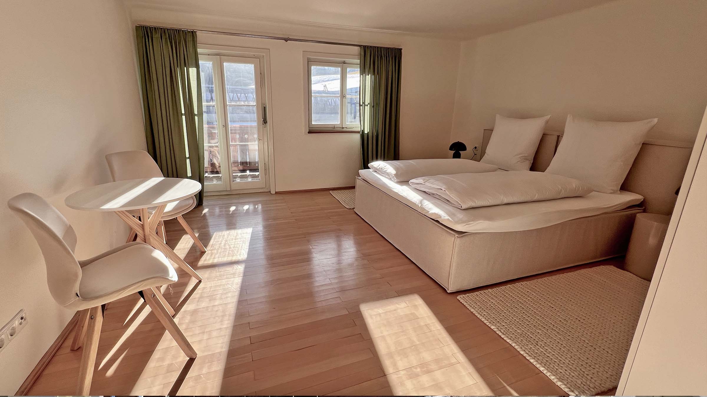Schlafzimmer 2 mit Doppelbett und Balkontür