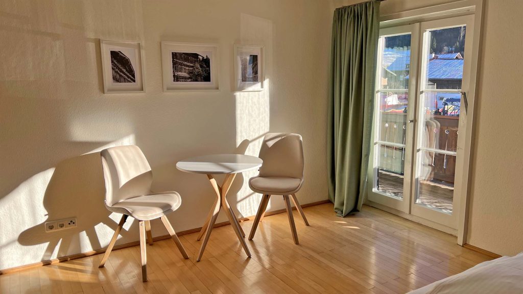 Sitzecke an der Balkontür von Schlafzimmer 2