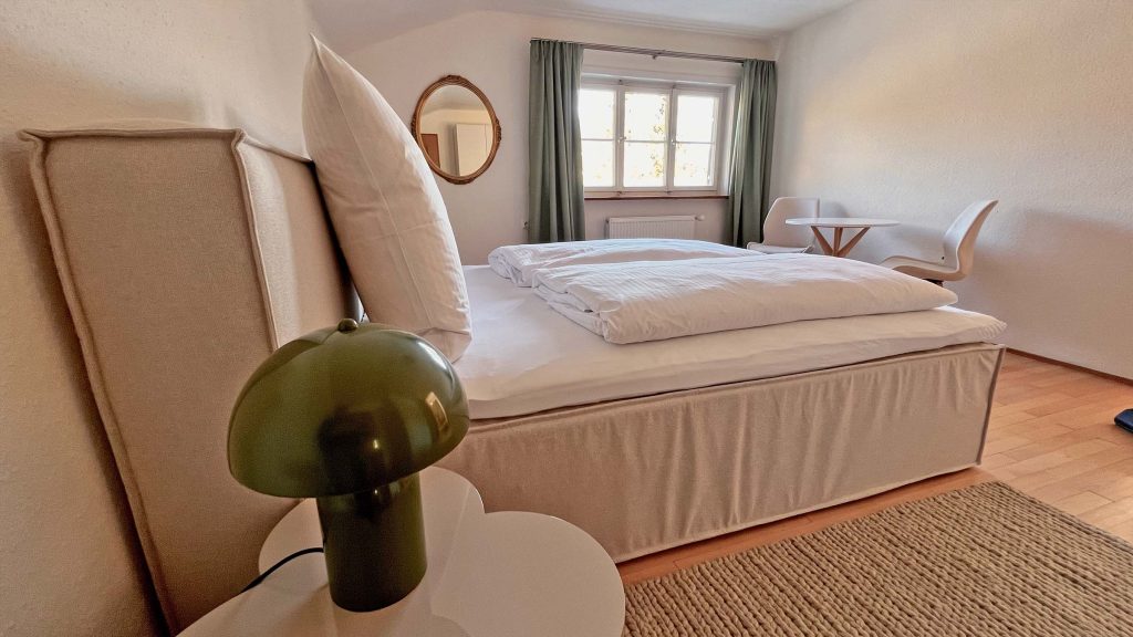 Schlafzimmer 3 mit Doppelbett und Nachttischlampe