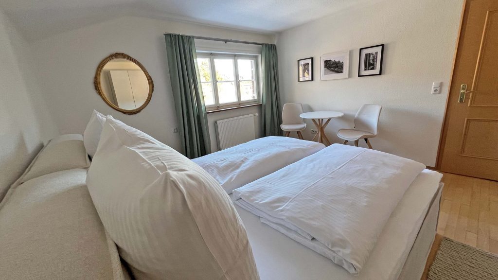 Doppelbett in Schlafzimmer 3 vor dem Fenster