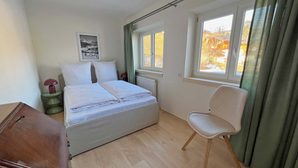Schlafzimmer 4 mit Doppelbett am Fenster