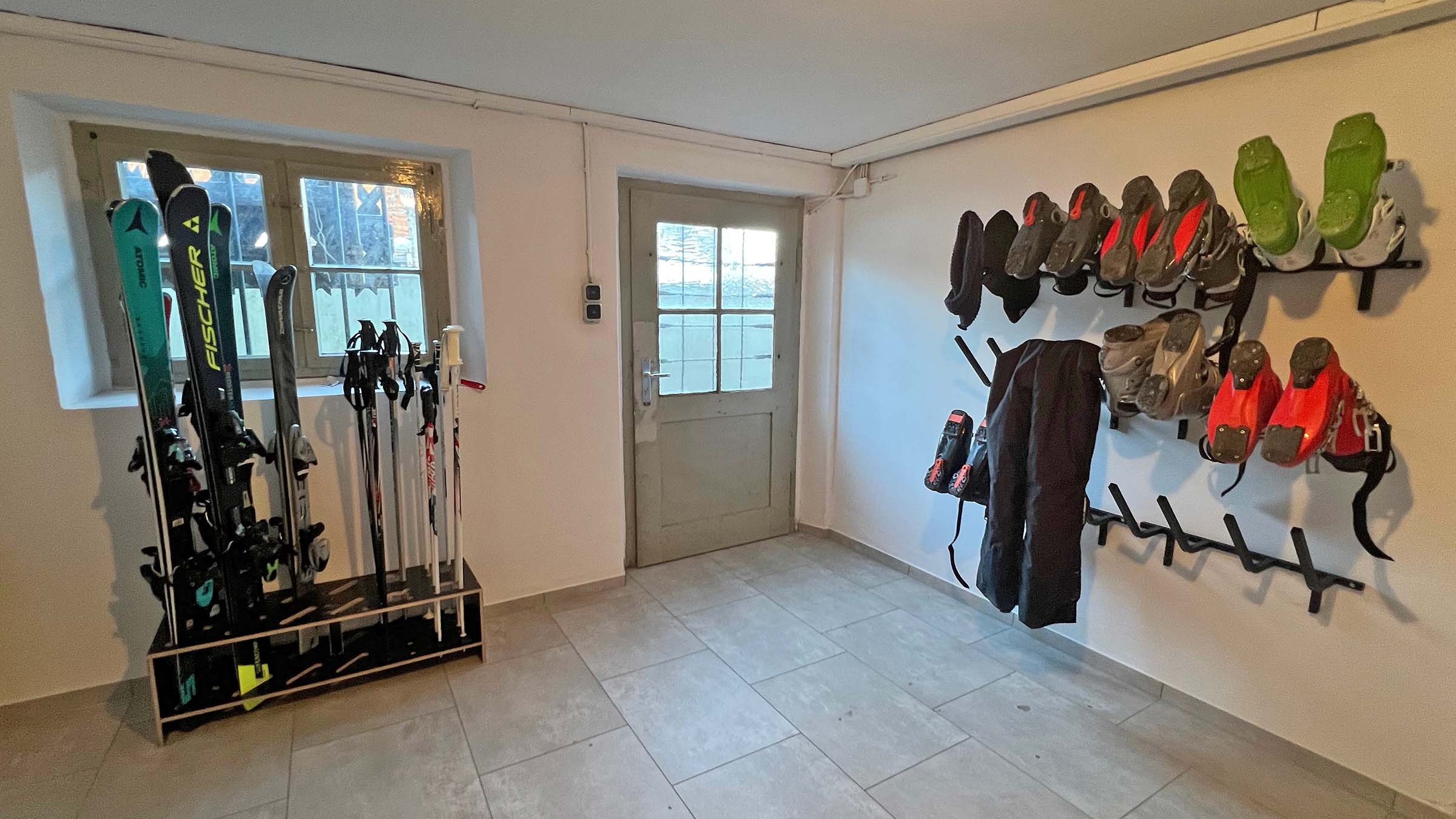 Skiraum mit Skiständer, Skischuhen und Garderobe
