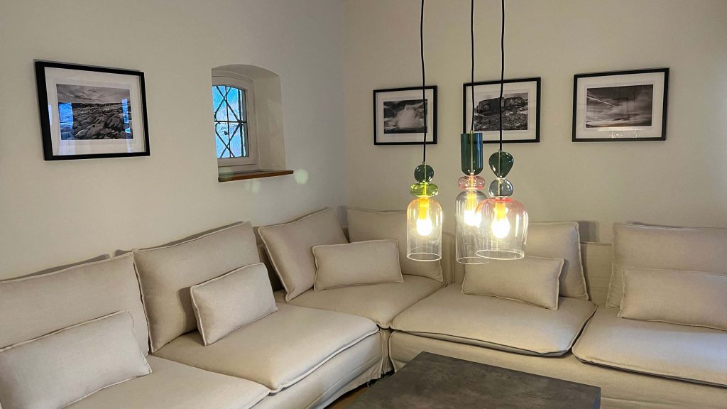 Eckgarnitur im Wohnzimmer unter den Pendelleuchten